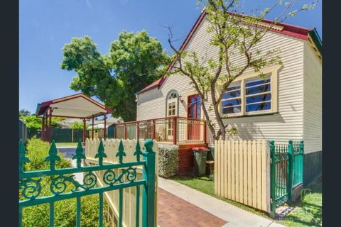 Bright 3-bedroom Apartment - Central Armidale - Sydneys Hotel 0
