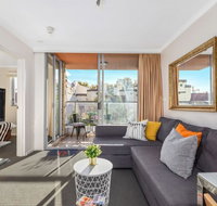 Bright Central Pad with Rooftop Pool Gym  Parking - Sydneys Hotel