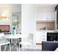 Bright modern studio steps from the action - Sydneys Hotel