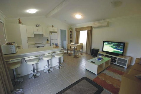Broke Village Hideaway - Sydneys Hotel 3