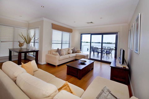Brookwater- Waterfront On Lake Mulwala - Sydneys Hotel 1