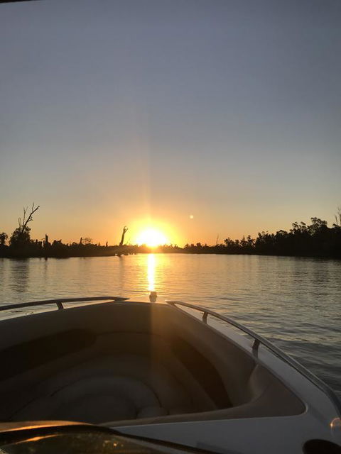 Bundalong Waterfront - Sydneys Hotel 1