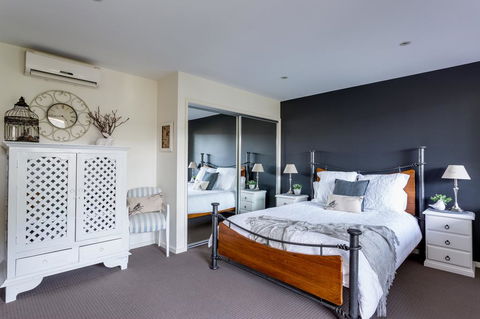 Bungalow On The Coast - Sydneys Hotel 0