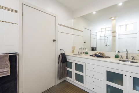 Bungan Beach House - Heated Indoor Pool - Sydneys Hotel 3