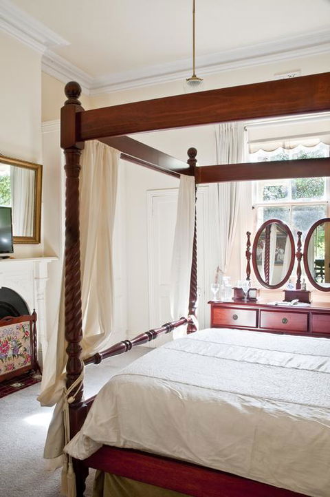 Burnbank - Sydneys Hotel 3