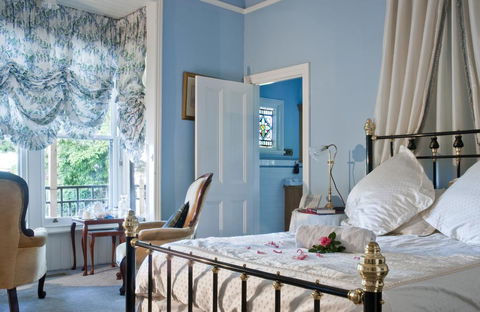 Burnbank - Sydneys Hotel 0