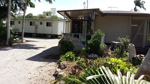 Bushchooks Travellers Village - Sydneys Hotel 1