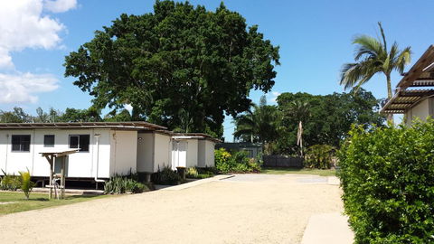 Bushchooks Travellers Village - Sydneys Hotel 3