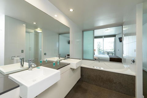 C Bargara Resort - Sydneys Hotel 2