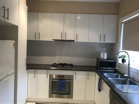Cairnlea St Albans Townhouse - Sydneys Hotel 2