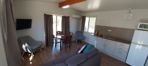 Capricorn Holiday Park - Sydneys Hotel 1