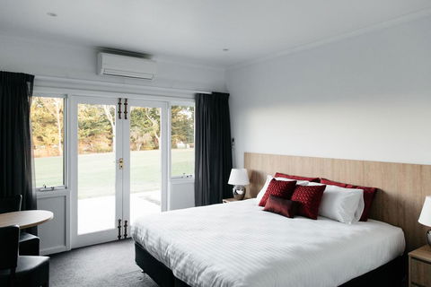 Castelli Estate Cellars Pty Ltd - Sydneys Hotel 0