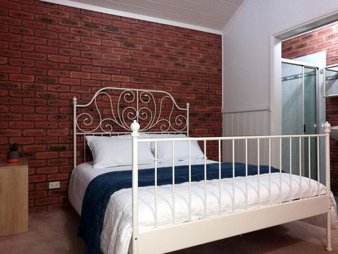 Castle Stay At Lakes Entrance - Sydneys Hotel 3