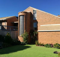 Castle stay at lakes entrance - Sydneys Hotel