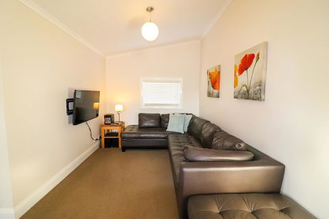 Catho Cottage - Sydneys Hotel 3