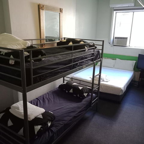 Central Perk Lodge - Sydneys Hotel 3