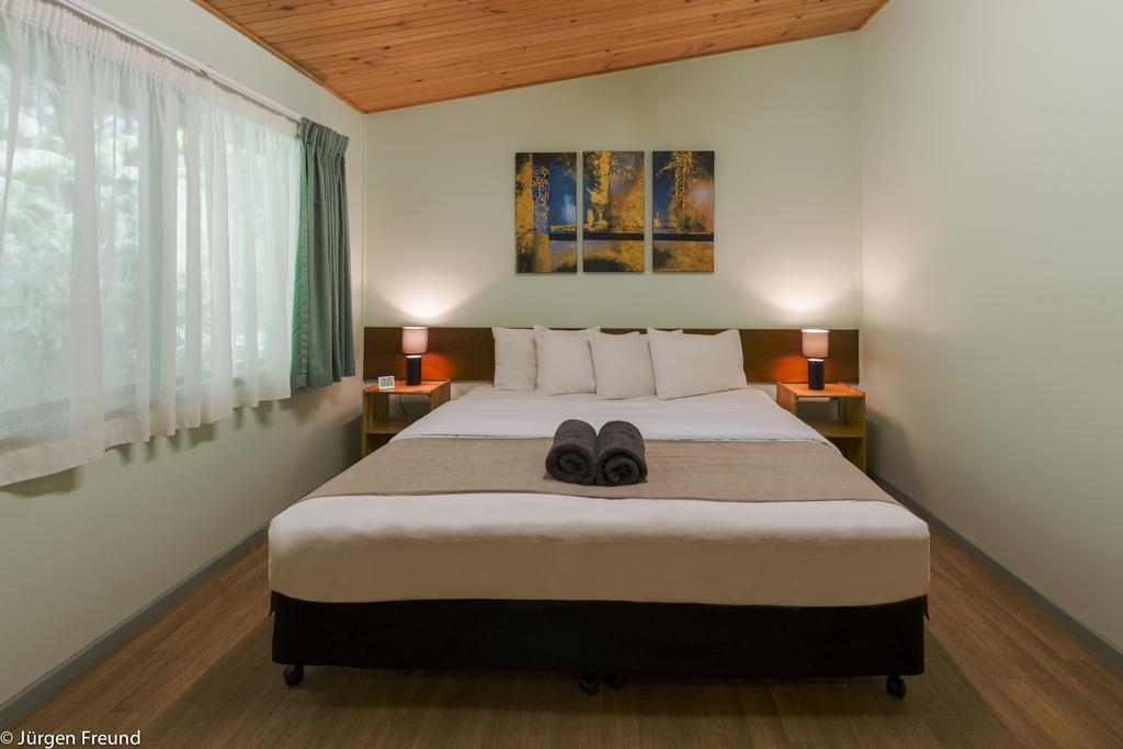 Lake Eacham QLD Sydneys Hotel