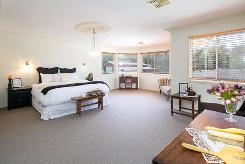 Charming Brisbane Acreage Pool - Sydneys Hotel 2