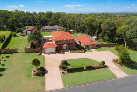 Charming Brisbane Acreage Pool - Sydneys Hotel 1