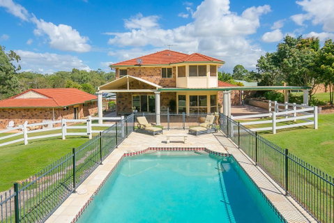 Charming Brisbane Acreage Pool - Sydneys Hotel 0