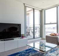 Chic Modern  Stylish.Stunning ViewsFree Parking