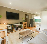 Chic Pet Friendly  500m to the Beach w/ parking - Sydneys Hotel