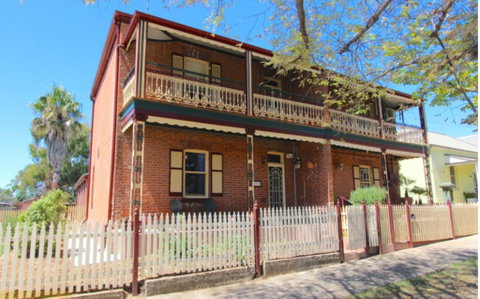 Classic Old Style House - Sydneys Hotel 0