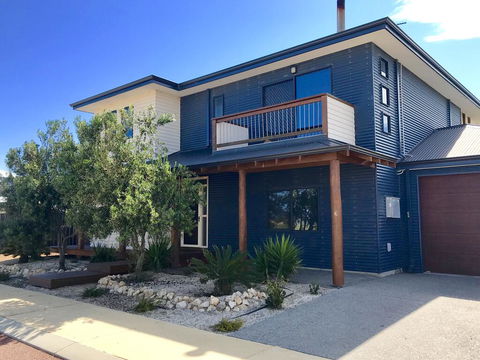 Coastal Paradise Holiday Home: Swimming Pool + WiFi - Sydneys Hotel 2