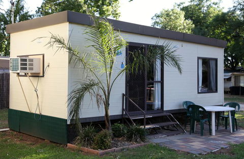 Cohuna Waterfront Holiday Park - Sydneys Hotel 3