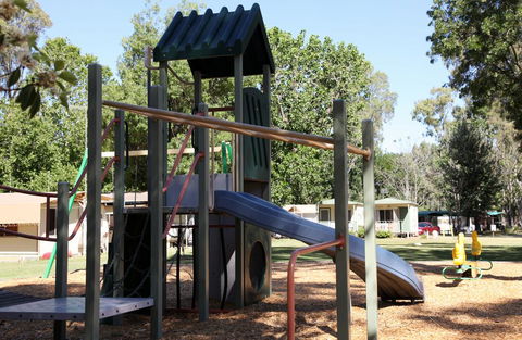 Cohuna Waterfront Holiday Park - Sydneys Hotel 1