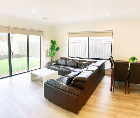 Comfortable 4BR 2Bath House Tarneit Melbourne - Sydneys Hotel 3
