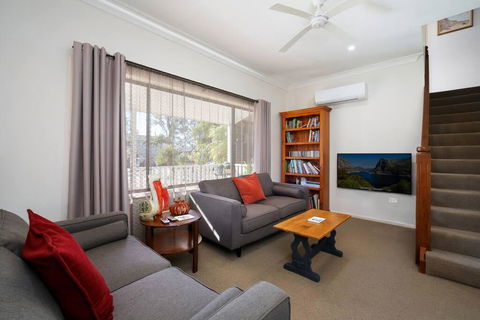 Comfortable Queen Sized Room Near Tuggerah Lake - Sydneys Hotel 0