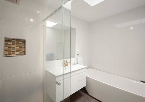 Convenient Location, Close To Tuggerah Lake - Sydneys Hotel 3