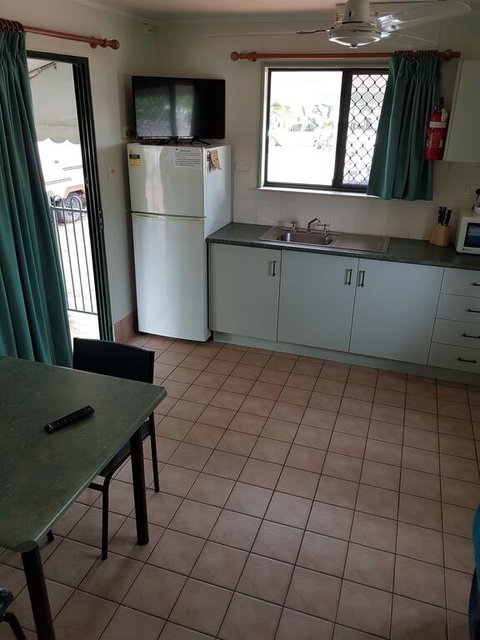 Coral Coast Tourist Park - Sydneys Hotel 3