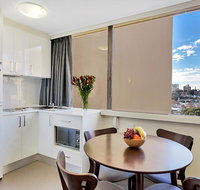 Cosmopolitan apartment at College St - Sydneys Hotel