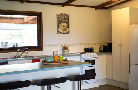 Country Lane Lysterfield - Sydneys Hotel 2