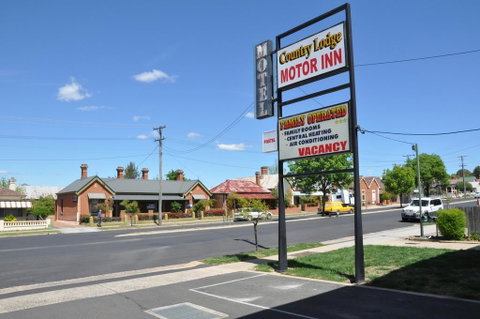 Country Lodge Motor Inn - Sydneys Hotel 0