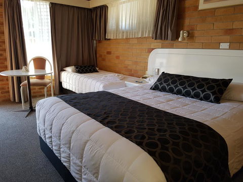 Cousins Motor Inn - Sydneys Hotel 1