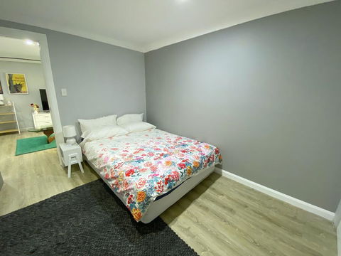 Cozy Inner West City Hideaway - Sydneys Hotel 3