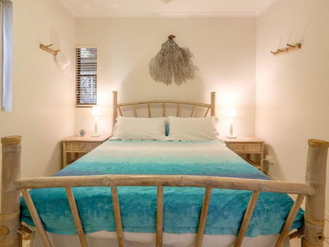 Cylinder Cove 4 - Sydneys Hotel 3