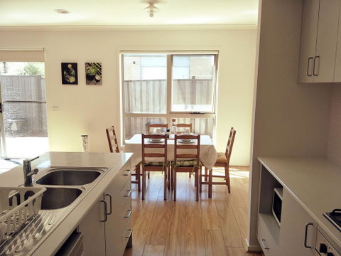 Daisy Villa - Close To Mel Airport & Hume Highway -Comfort - Sydneys Hotel 3
