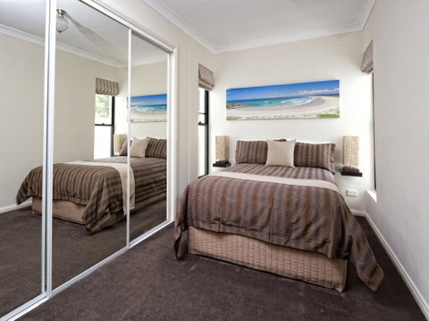 Dolphin Shores - Sydneys Hotel 1
