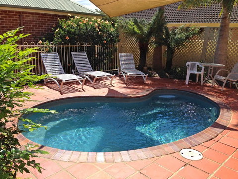 Dolphin Shores - Sydneys Hotel 0