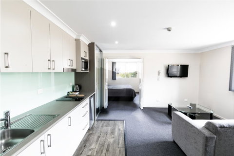 Dolphin Shores - Sydneys Hotel 3