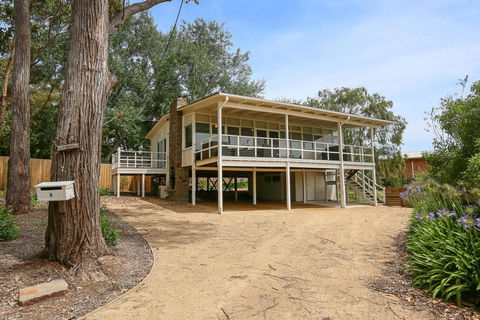 DROMANA BEACH SHACK... - Sydneys Hotel 1