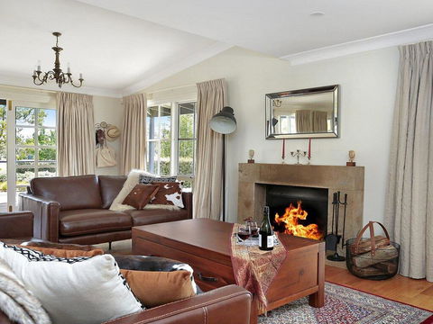 Duncraig House - Open Fireplace, Spa, Pet Friendly - Sydneys Hotel 1