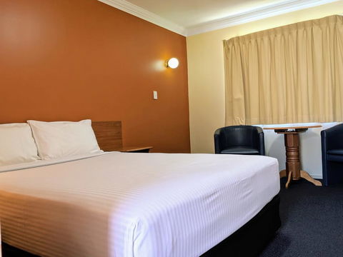 Econo Lodge Waterford - Sydneys Hotel 3