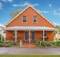 Eliza 1875 Red Brick Duplex Townhouse - Sydneys Hotel