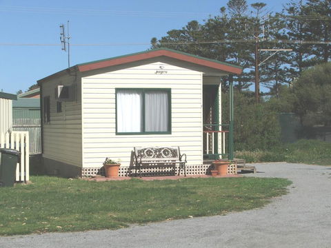 Elliston Waterloo Bay Tourist Park - Sydneys Hotel 1