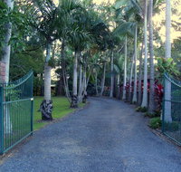 Emerald Tropical Palms B  B - Sydneys Hotel